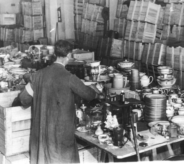 Arbeiter beim Auspacken von Porzellan 1942